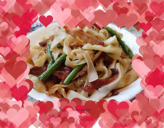 Fried rice noodles with barbecued pork and beans