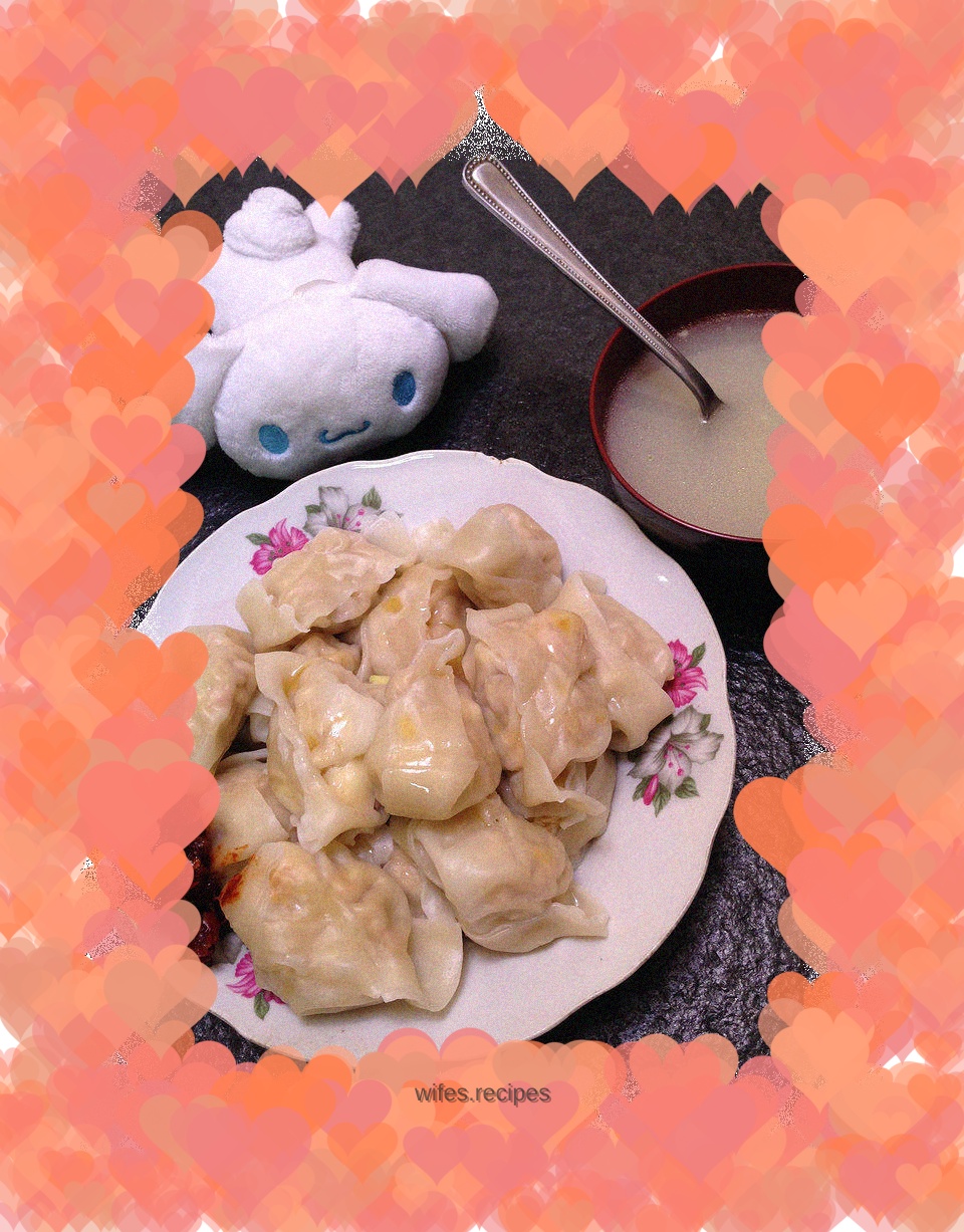 Salted egg yolk and fresh meat wontons