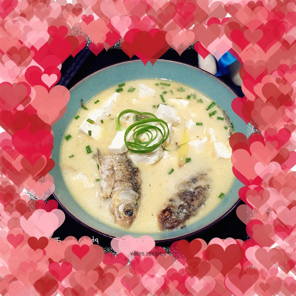 Milky white crucian carp tofu soup