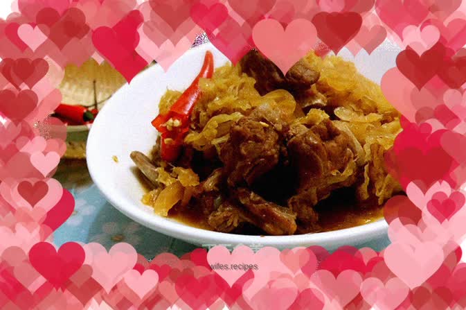 A good choice for tonic in winter—sauerkraut and pork ribs