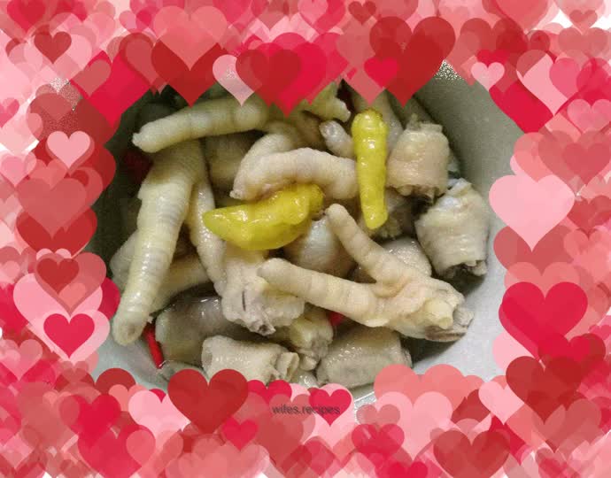 Pickled pepper chicken feet