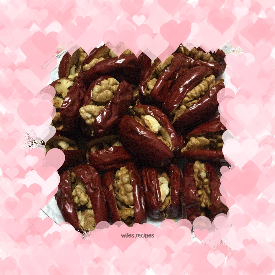Dates with walnut kernels