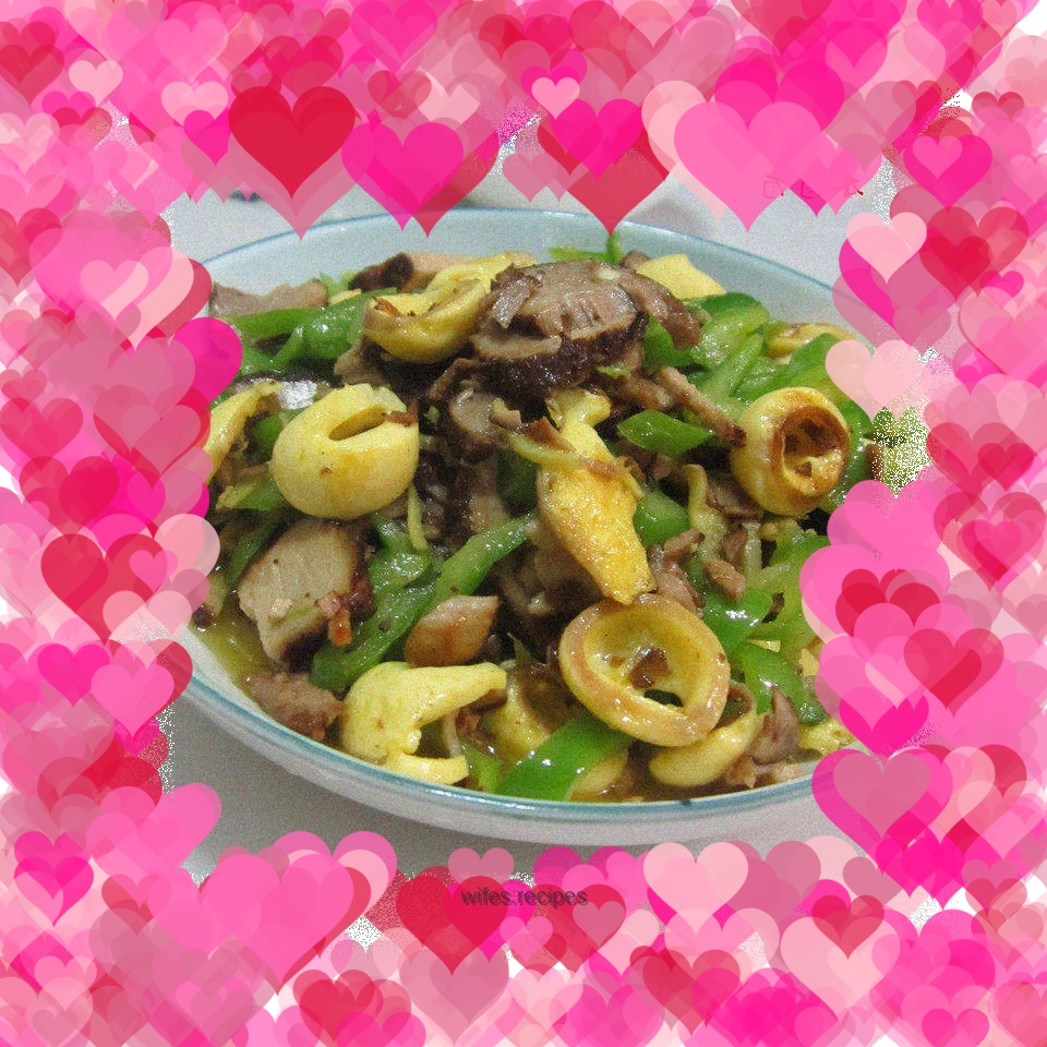 Stir-fried braised pork with green pepper and egg roll