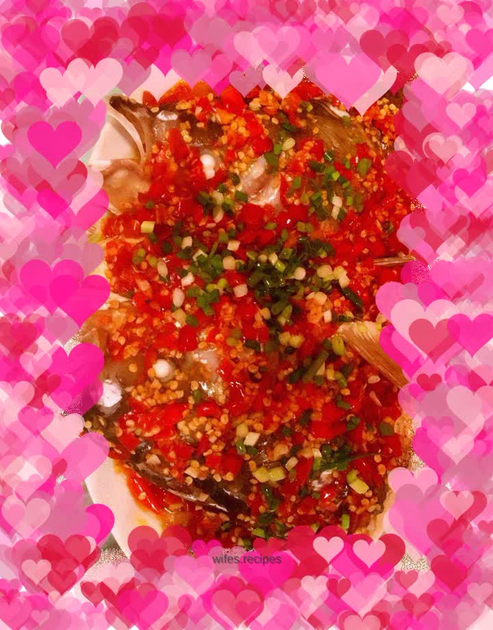 Fish head with chopped pepper