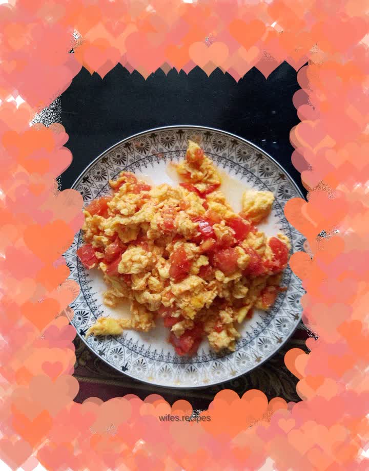 Complementary food for one-year-old baby: Fried eggs with diced tomatoes