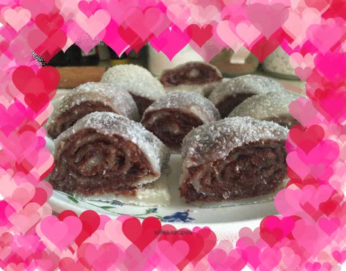 Coconut-flavored glutinous rice rolls