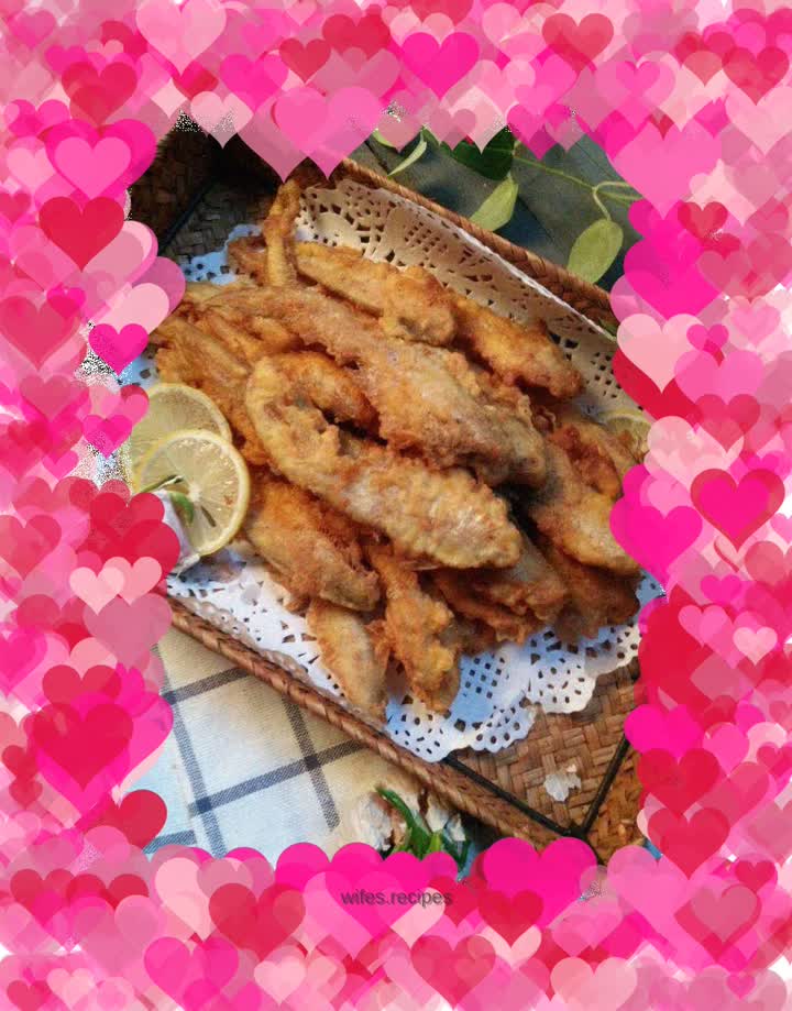 Dad’s snacks are fried fish and noodles