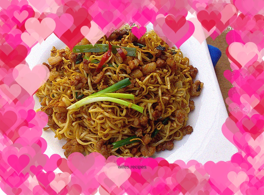 Fried noodles with barbecue sauce