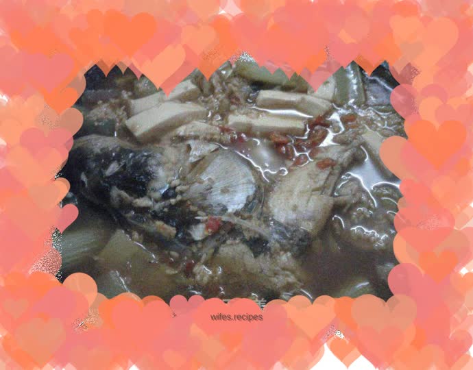 Stuffed fish head soup with chopped pepper