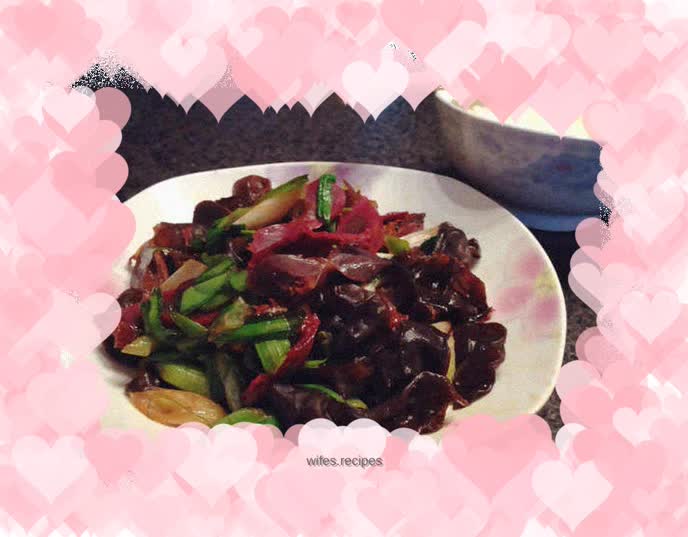 Stir-fried chicken gizzards with garlic sprouts