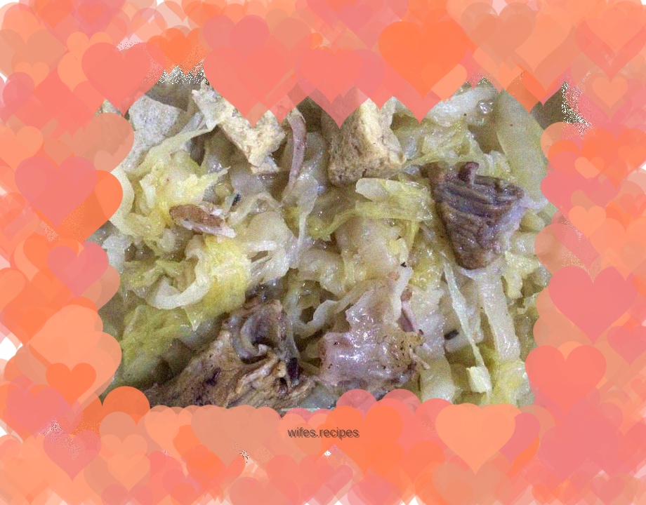 Stewed pickled cabbage with big bones