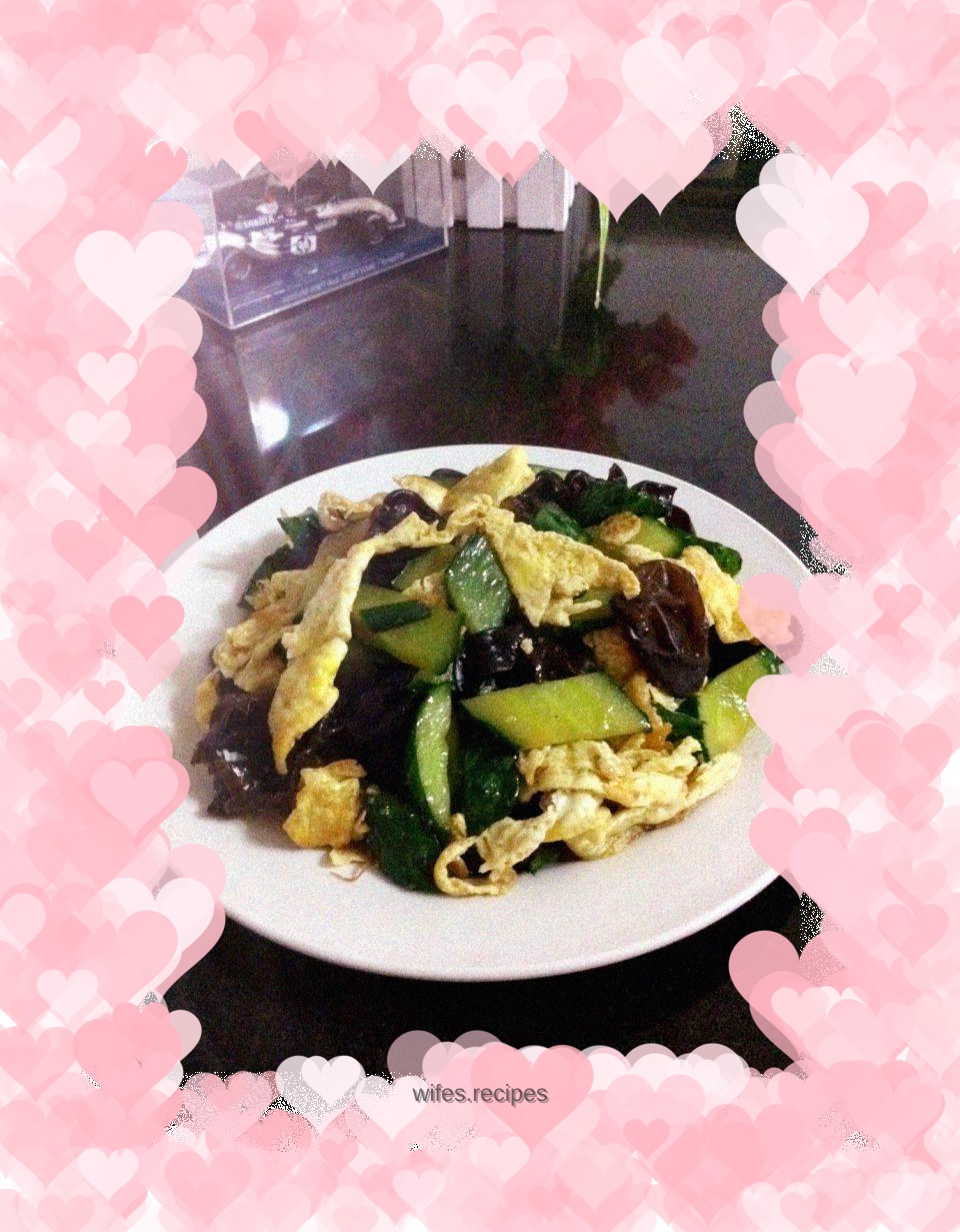 Scrambled eggs with cucumber and fungus