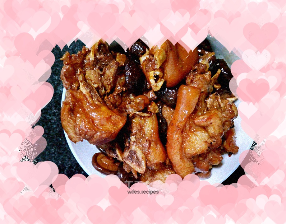 Braised Pork Knuckles with Mushrooms