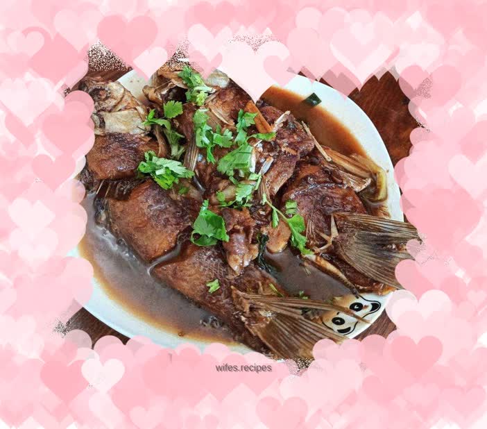 Braised crucian carp with soy sauce