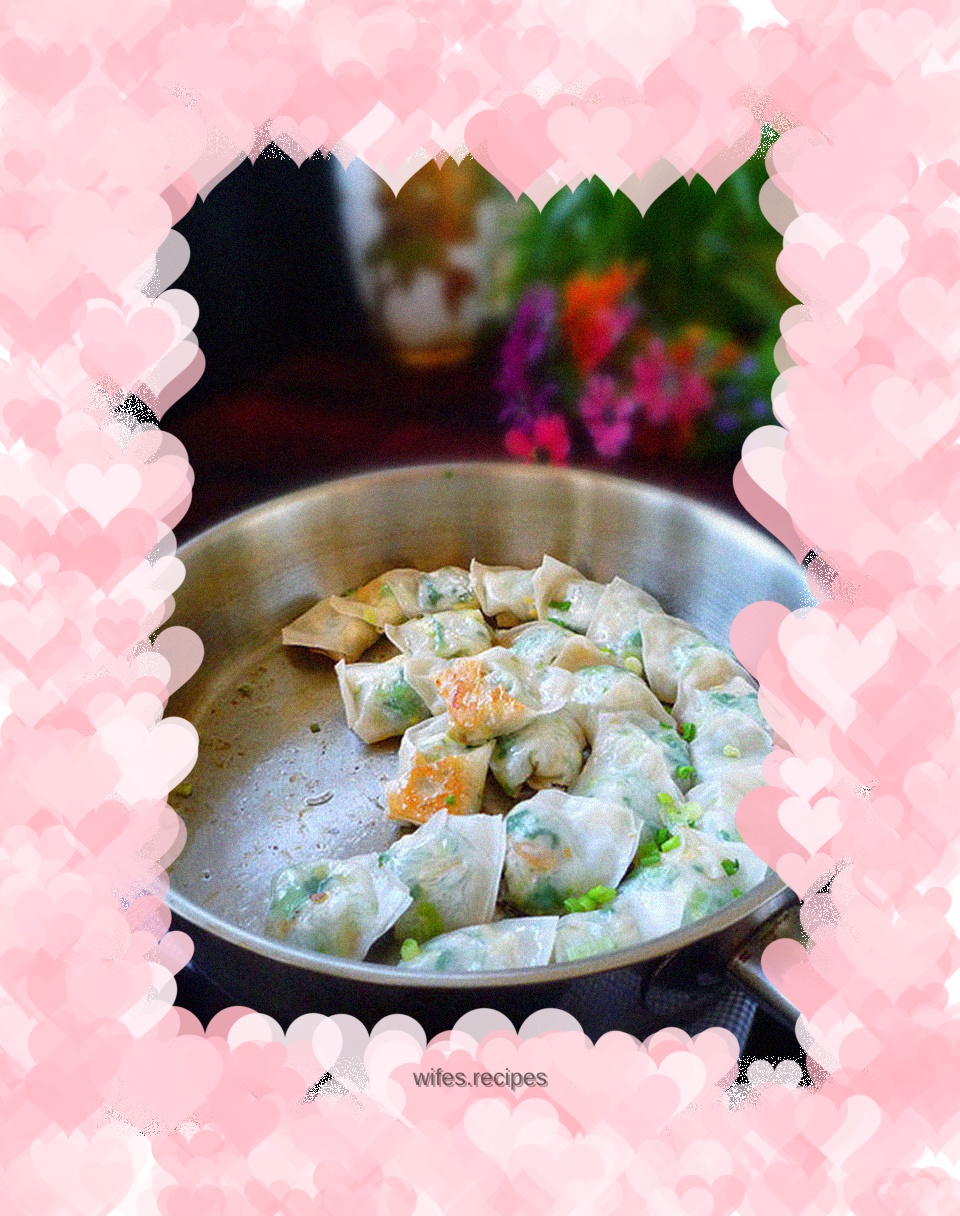 Pan-fried vegetarian wontons