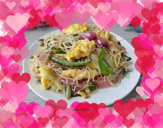 Fried rice noodles with cowpea, cabbage and egg