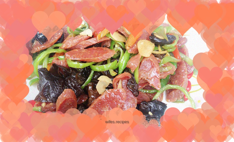 Fried sausage with green pepper