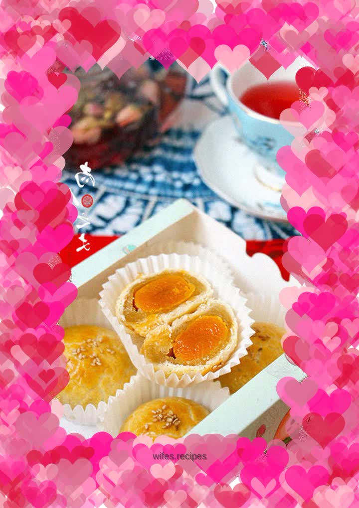 Lotus paste and egg yolk cake