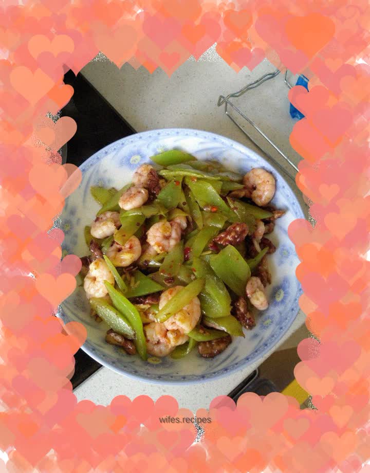 Stir-fried shrimps with lettuce and walnuts