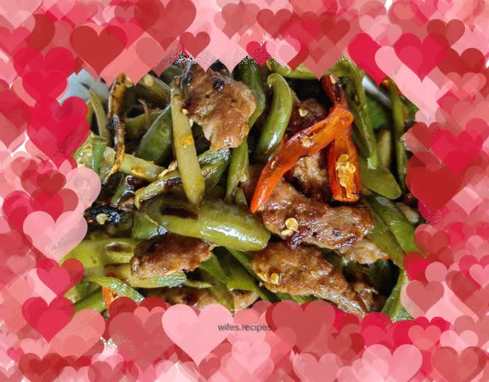 Stir-fried beef with green and red peppers