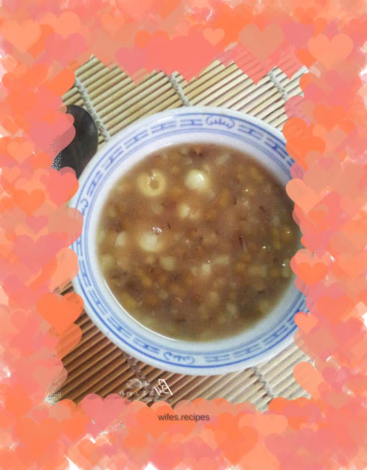 Refreshing sugar water - lotus seed, chicken head, rice and mung bean soup
