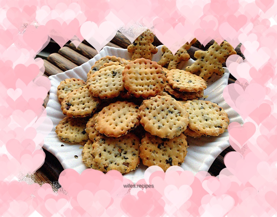 Chive and seaweed soda crackers