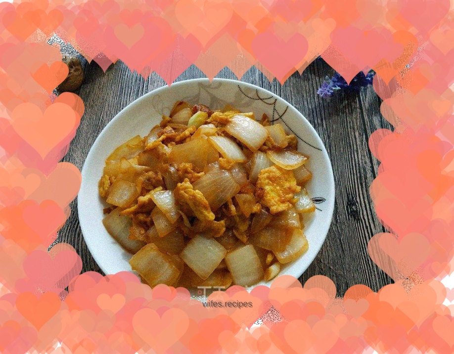 Scrambled eggs with tomatoes and onions