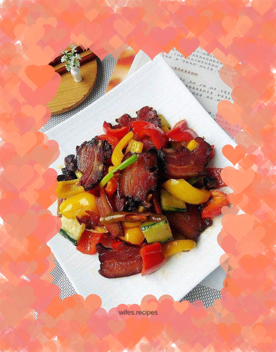 Stir-fried bacon with colored peppers