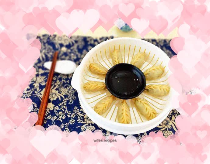 Steamed dumplings with shepherd's purse, pork and willow leaves