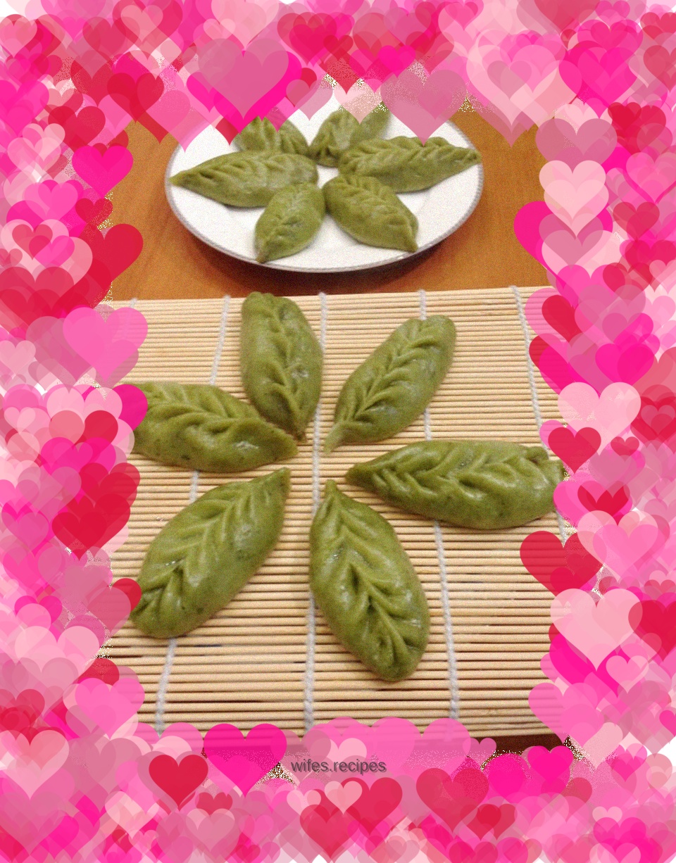 Steamed dumplings with willow leaves stuffed with red bean paste