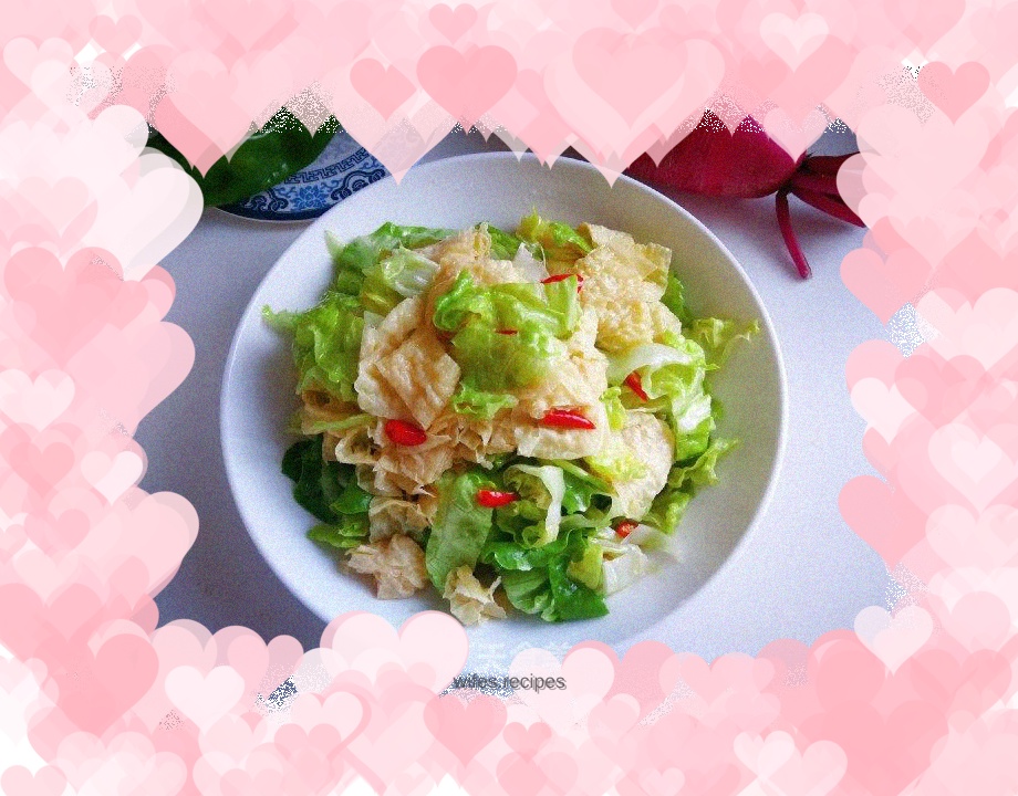 Lettuce mixed with golden bean rolls