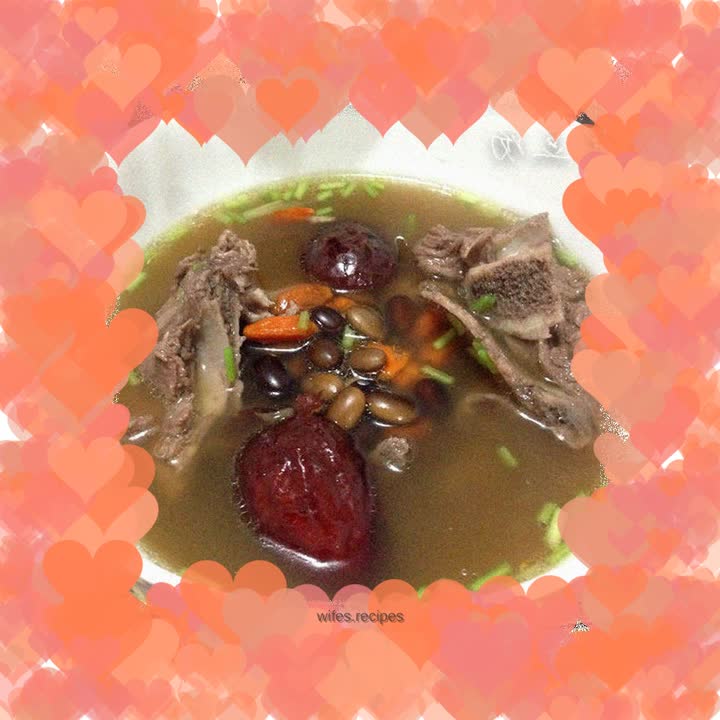 Pork bone and black bean soup—beautiful, detoxifying, and maintaining youth
