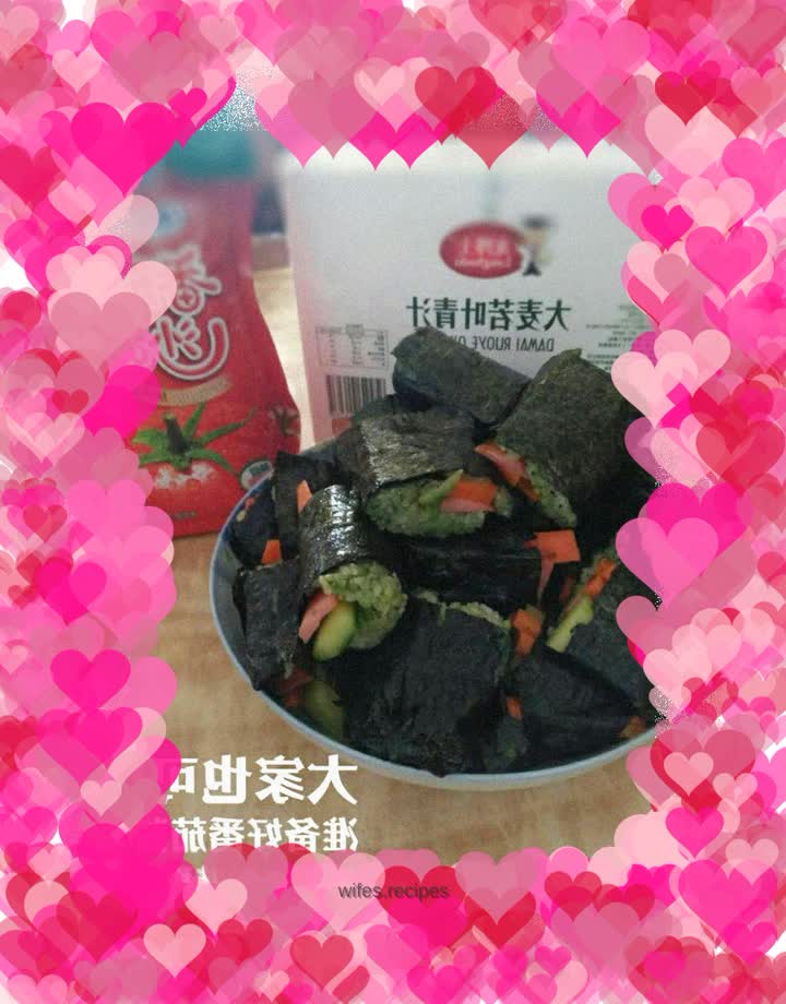 Easy-to-make seaweed rolls with green sauce