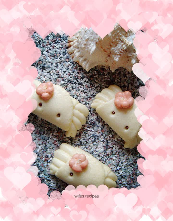 Small crabs with colorful steamed buns