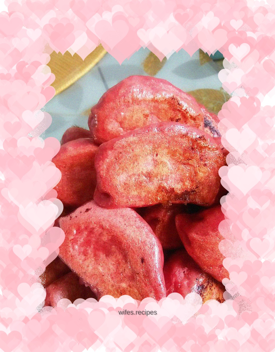 Fried dumplings with red curved noodles, chives and eggs