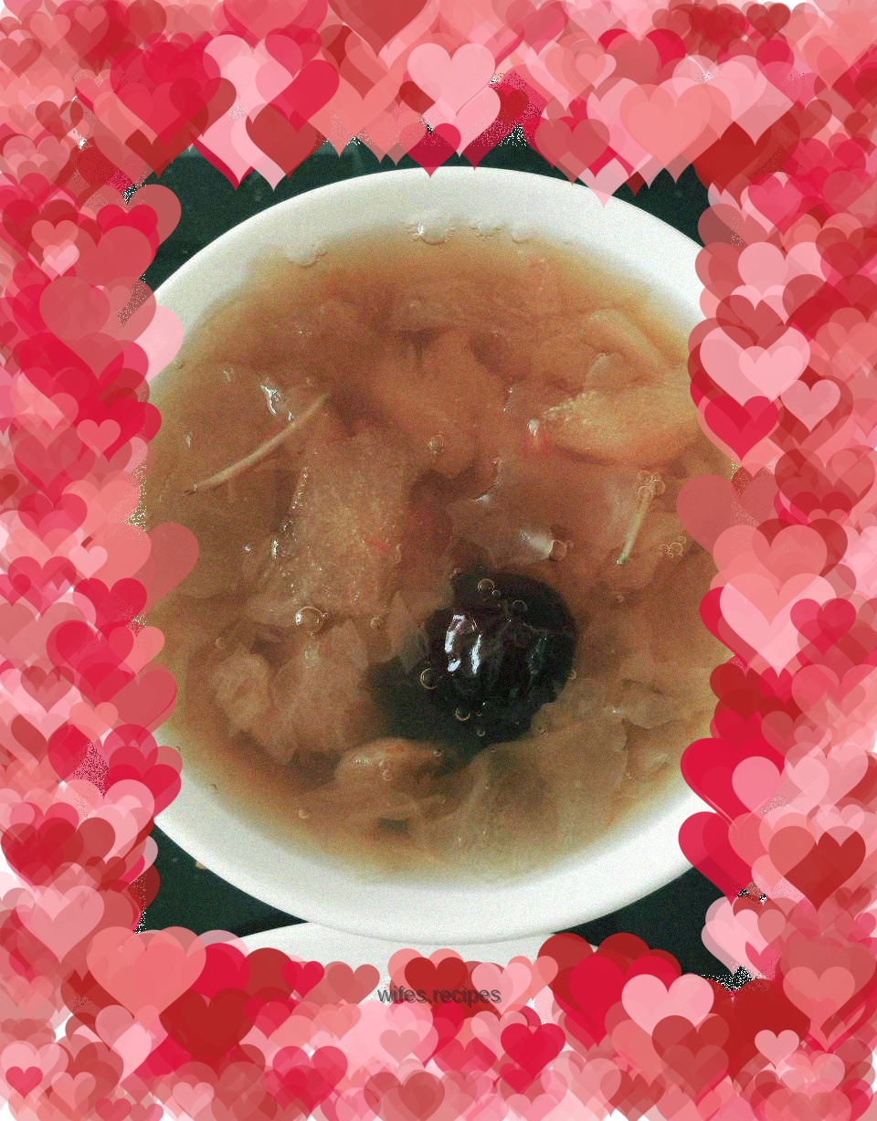 Fragrant pear and white fungus soup