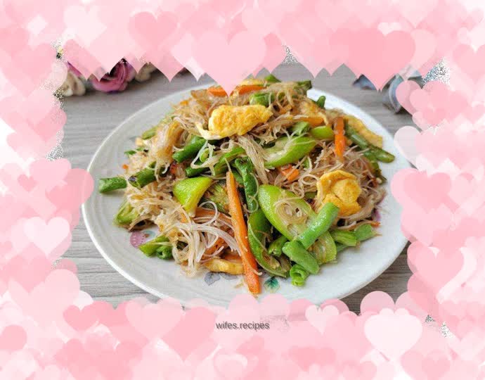 Fried rice noodles with cowpea and egg