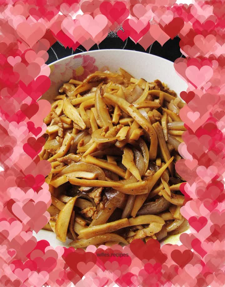 Stir-fried sizzling flavor - stir-fried shredded pork with black pepper, onions and king oyster mushrooms