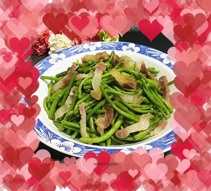 Stir-fried bacon with artemisia and artemisia