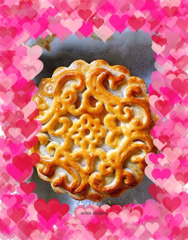 Cantonese egg yolk lotus paste mooncake