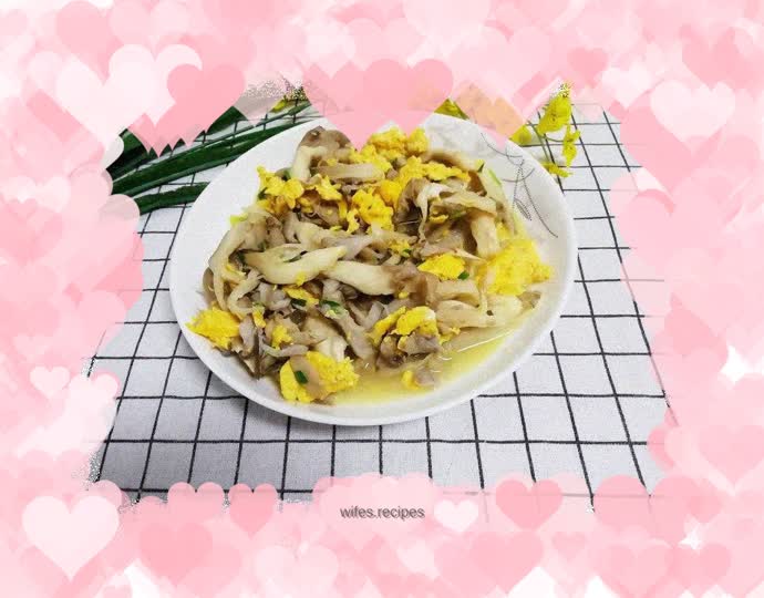 Scrambled eggs with oyster mushrooms