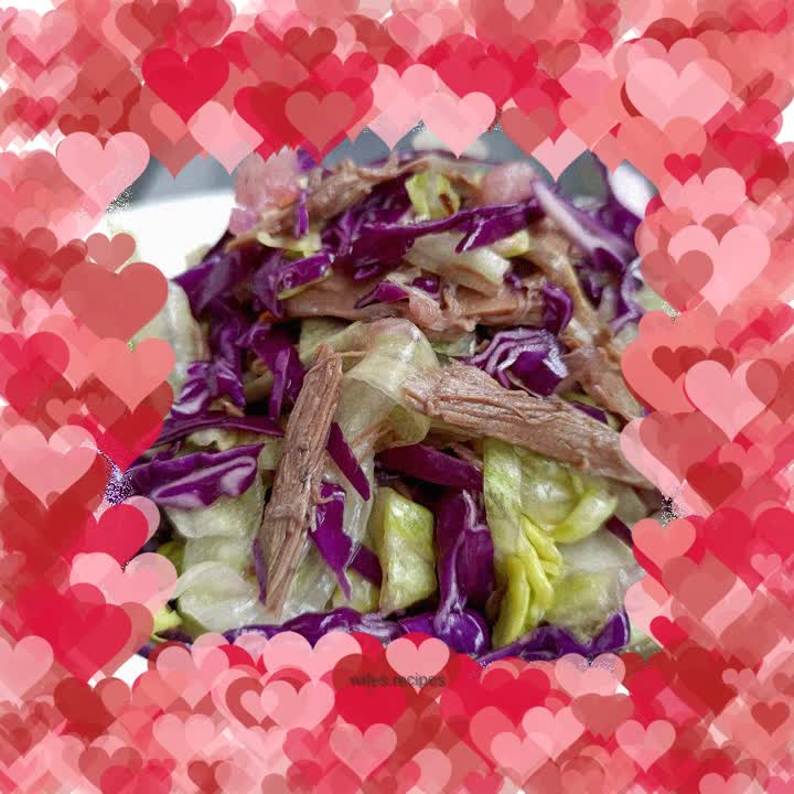 Lettuce and purple cabbage mixed with pigeon meat