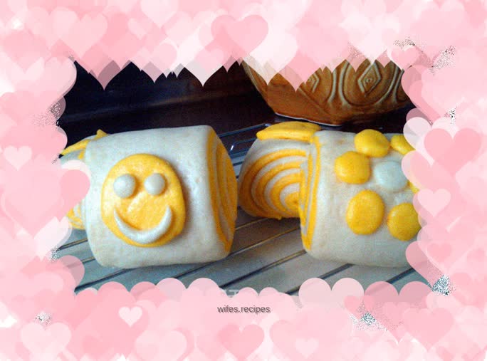 Cute version of two-color pumpkin roll