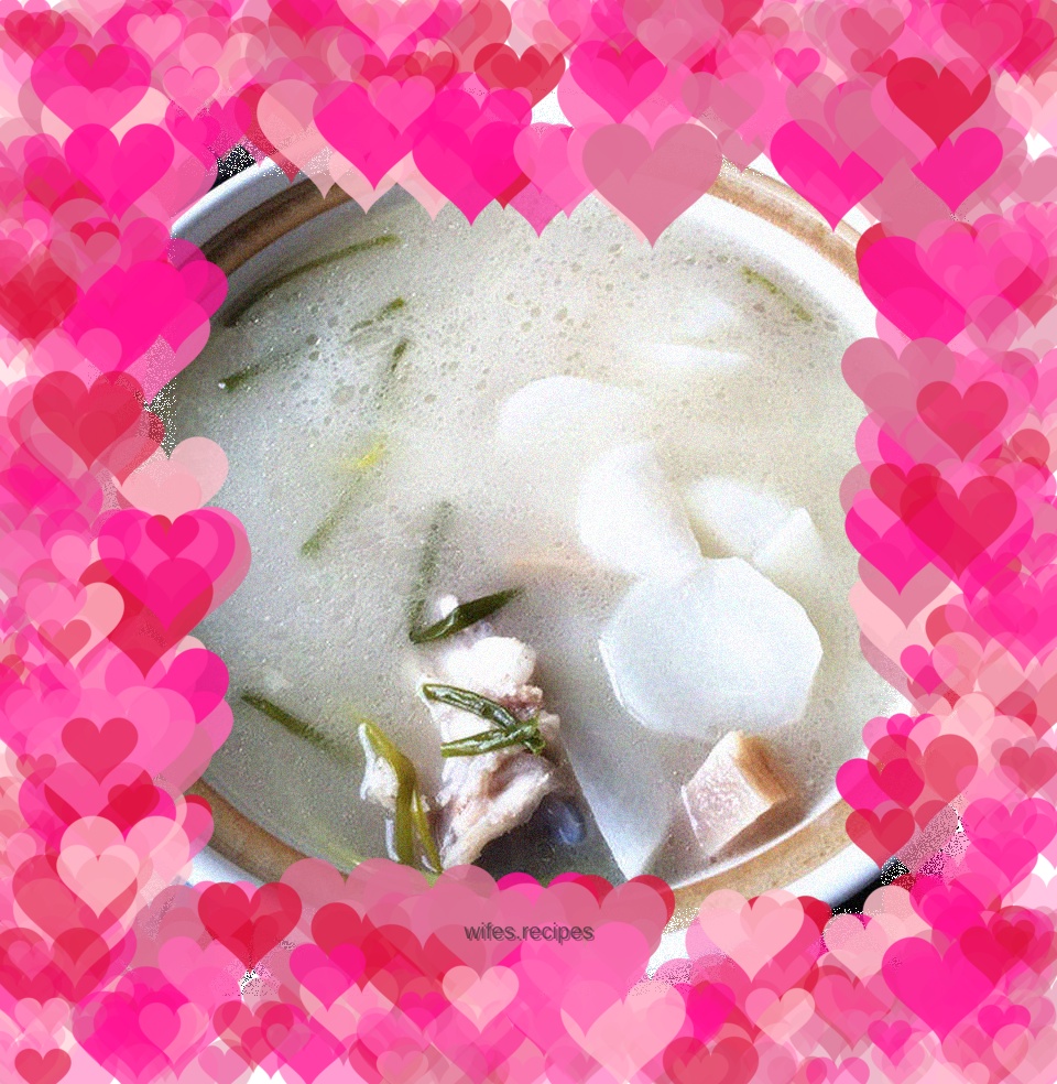 Fresh radish, bacon, pork and hoof soup