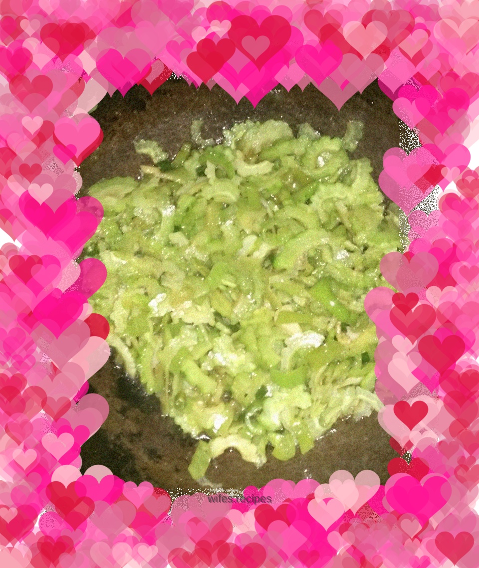 Stir-fried bitter melon with green pepper