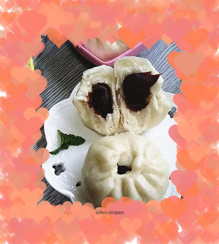 Steamed buns with red bean paste