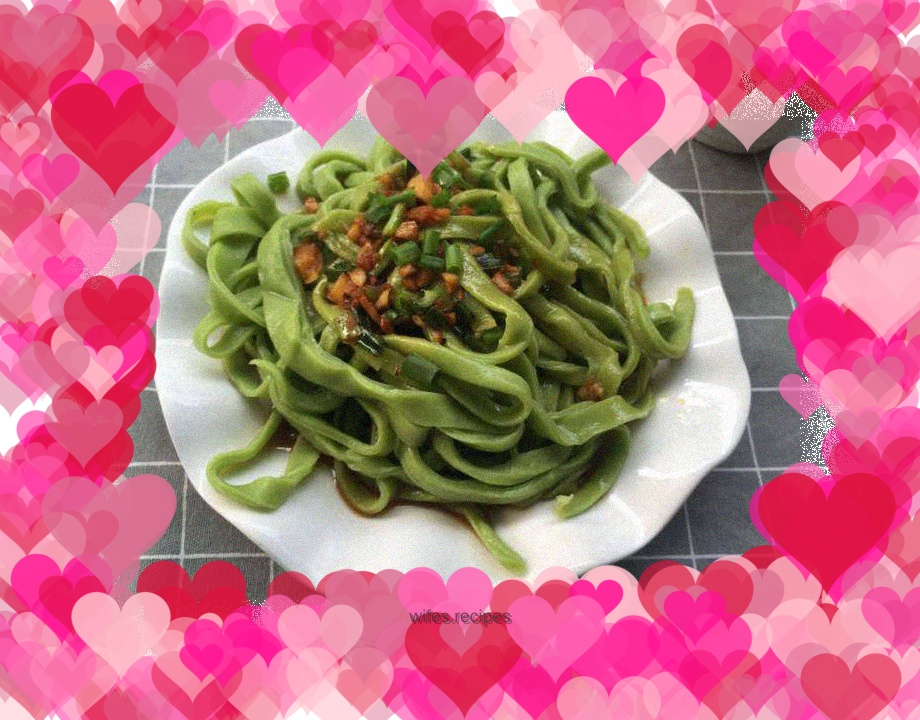 Spinach noodles mixed with scallion oil