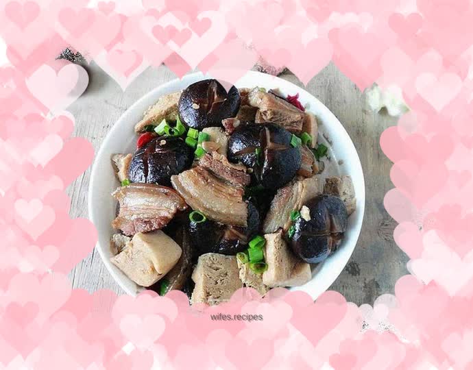 Grilled Frozen Tofu with Mushrooms and Pork Belly