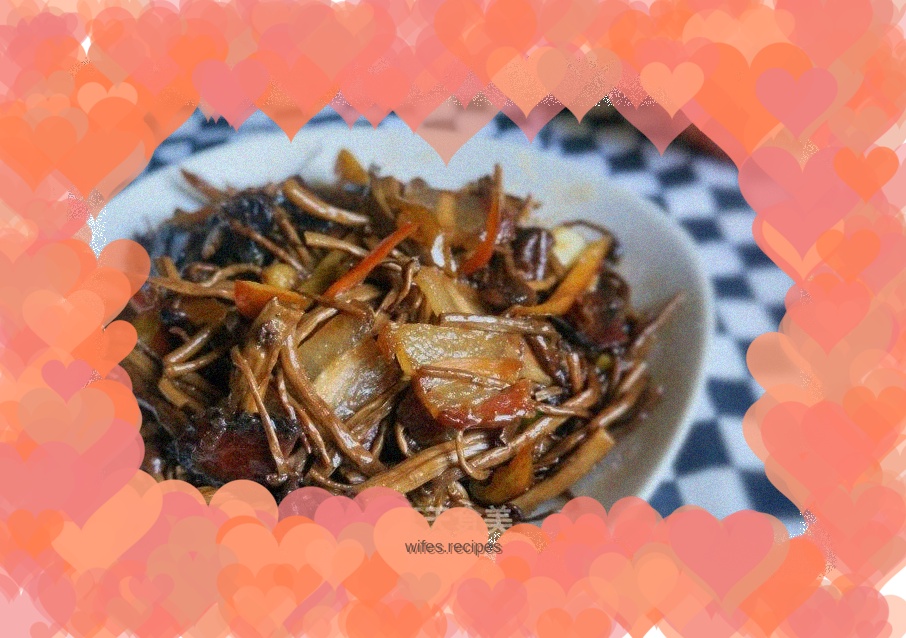 Stir-fried bacon with tea tree mushrooms