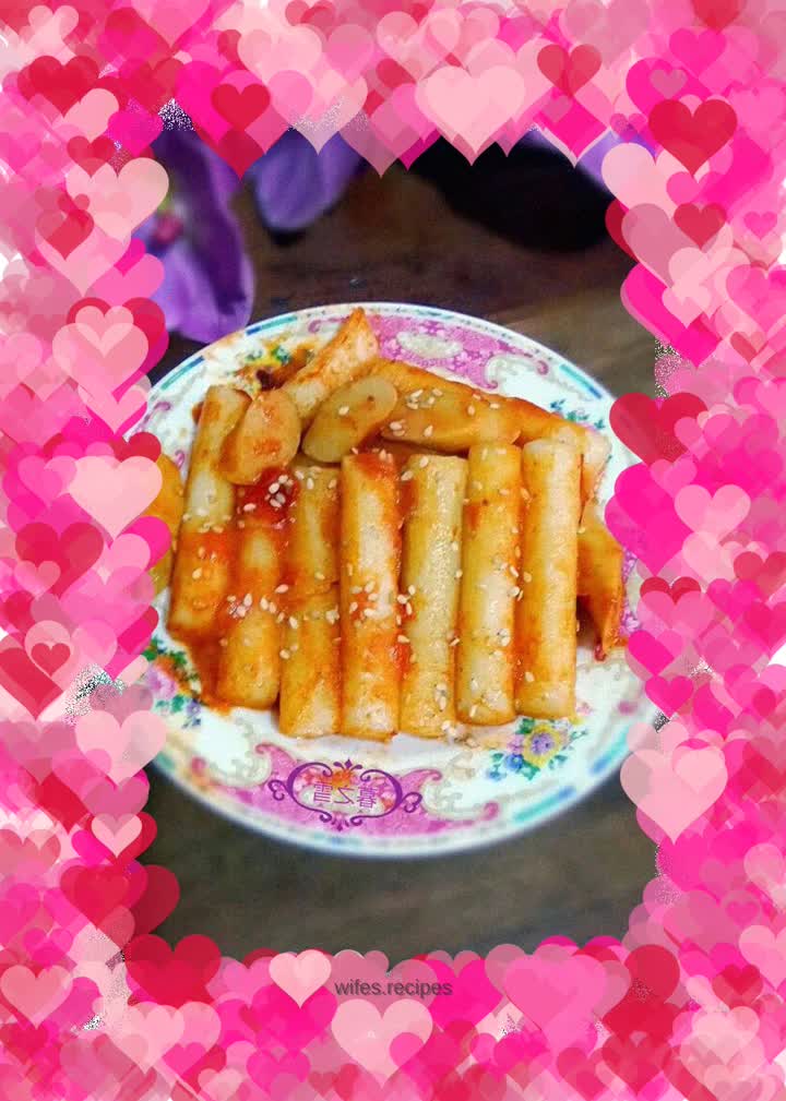 Fried rice cakes with tomato sauce